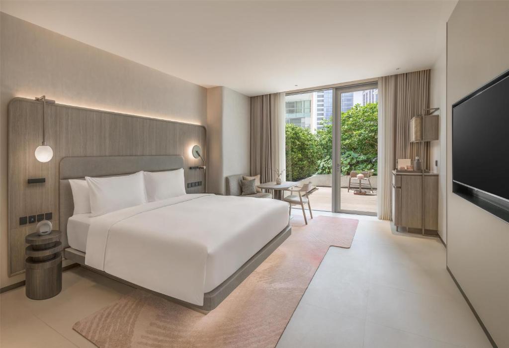 King Courtyard Room
